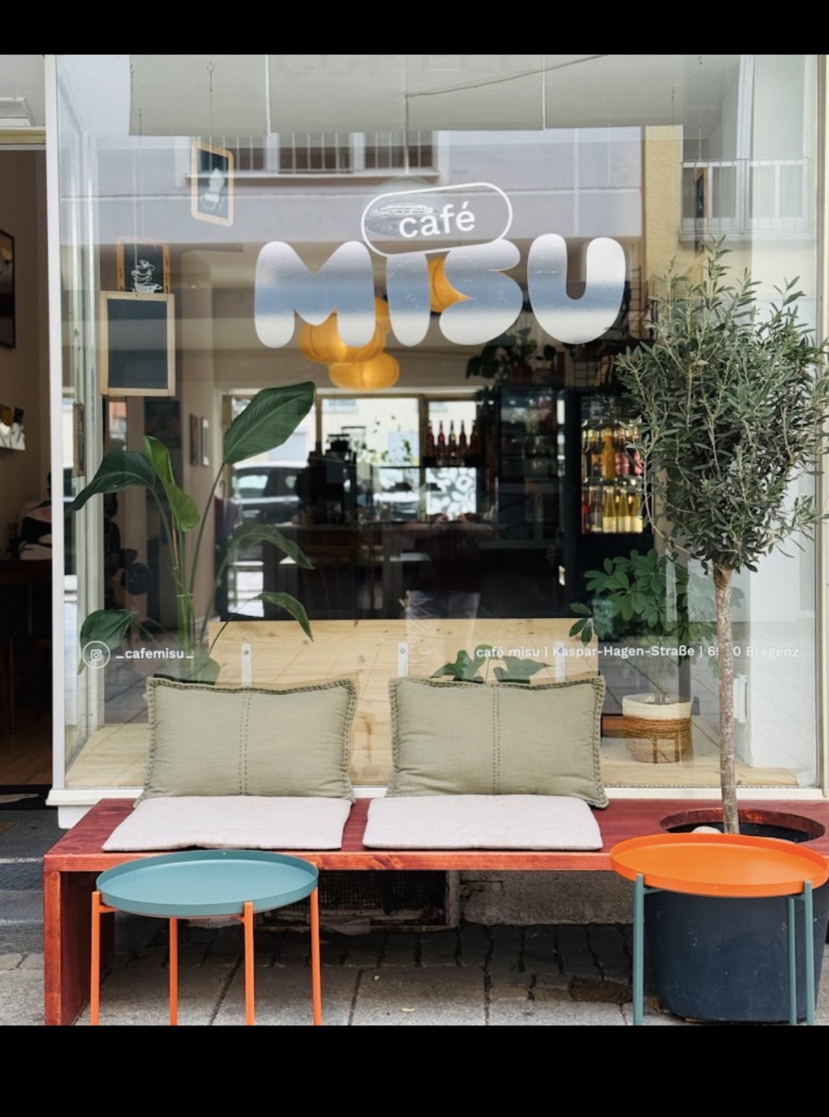 Außenansicht des Café MISU mit Sitzbank in der Kaspar-Hagen-Straße in Bregenz